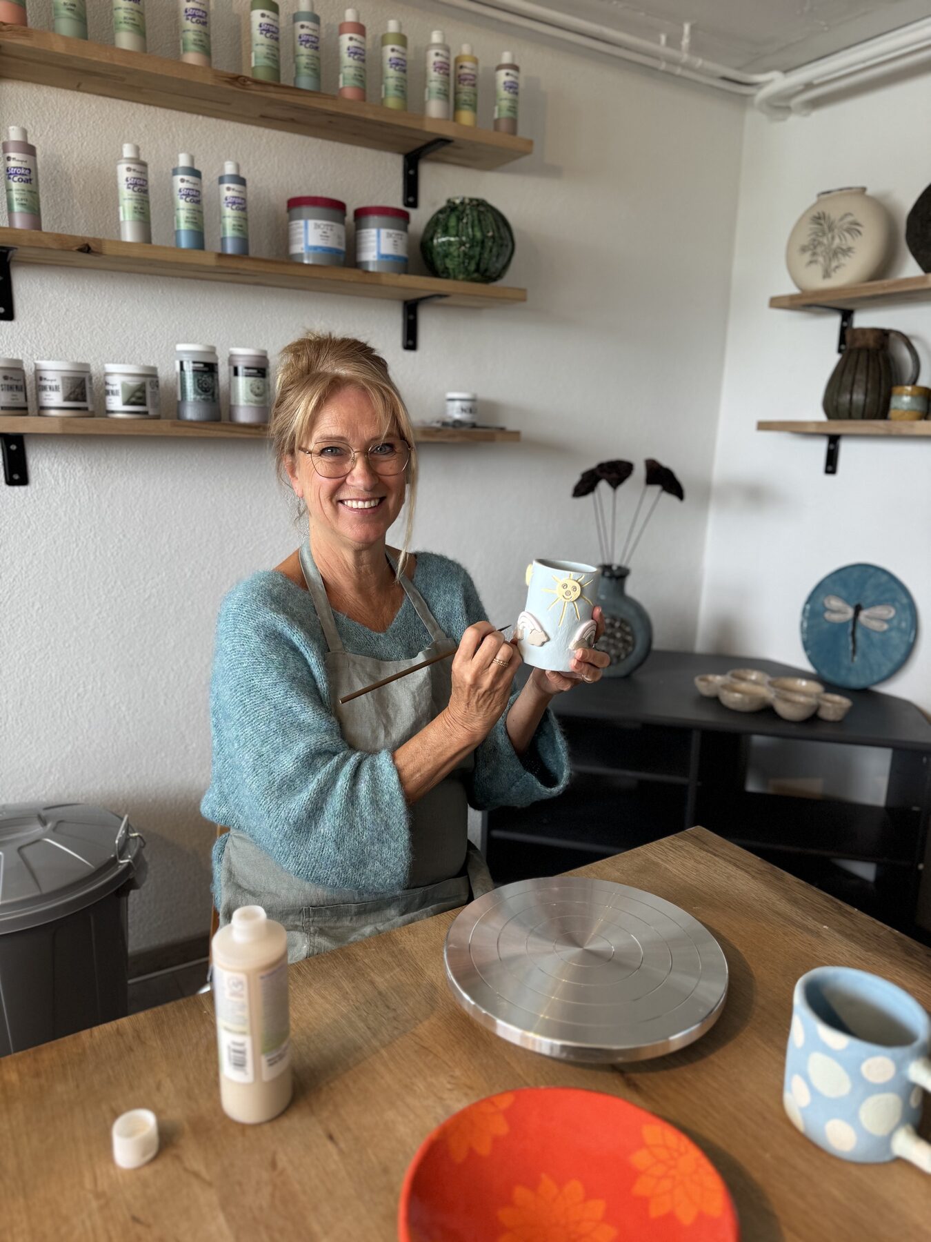 Kiki in ihrem Töpfer-Atelier