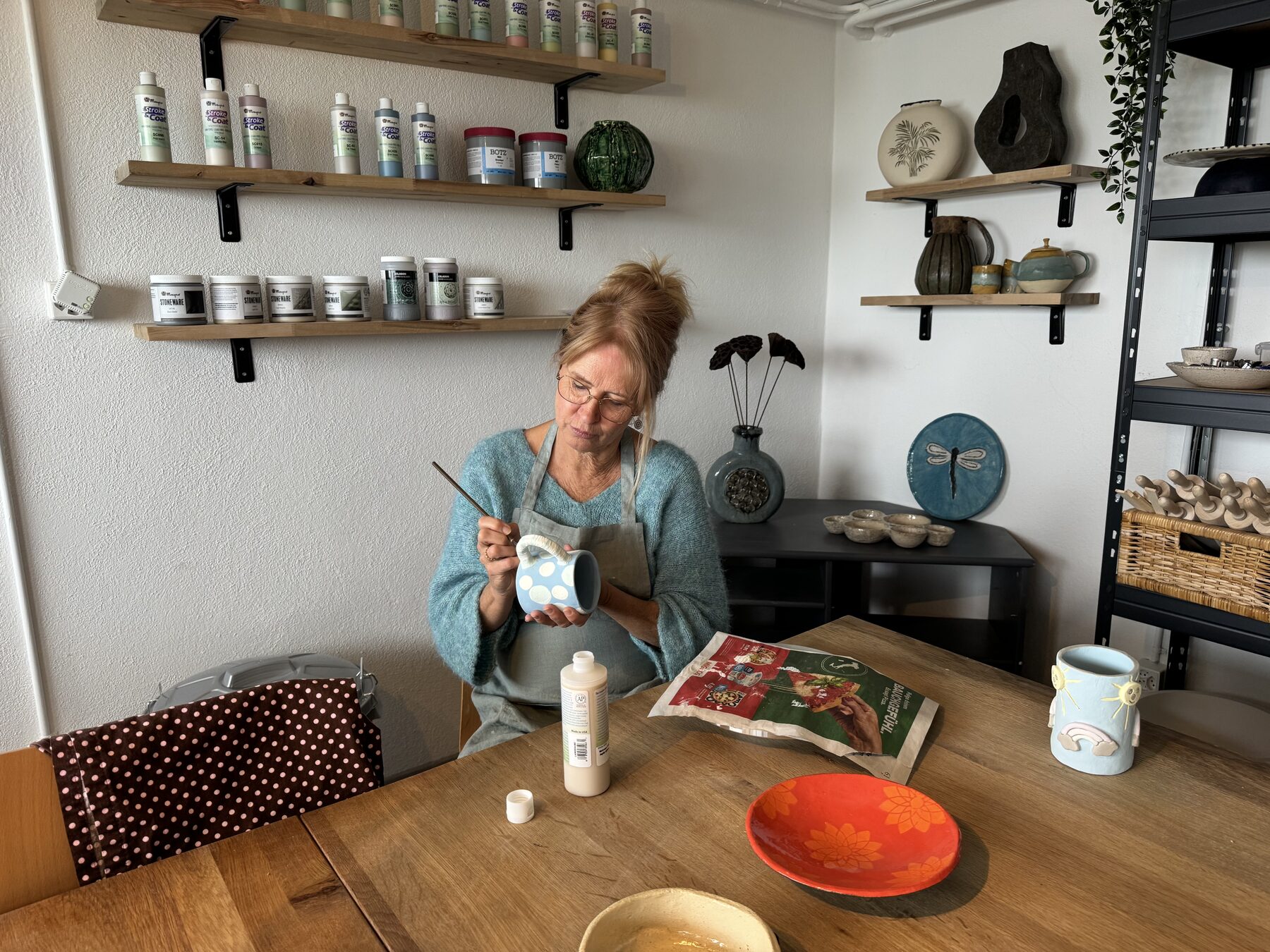 Kiki bemalt eine handgemachte Tasse