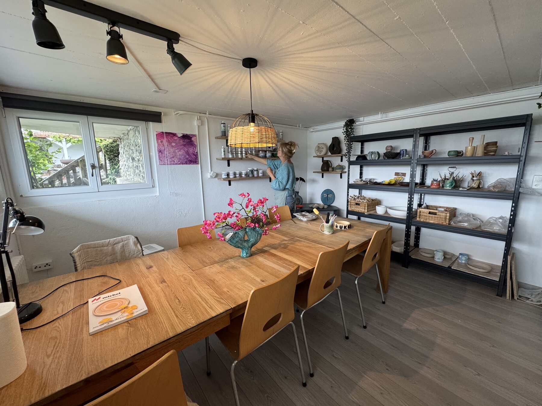 Atelier mit Blick auf den Hallwilersee, Töpferscheibe und handgemachte Keramik