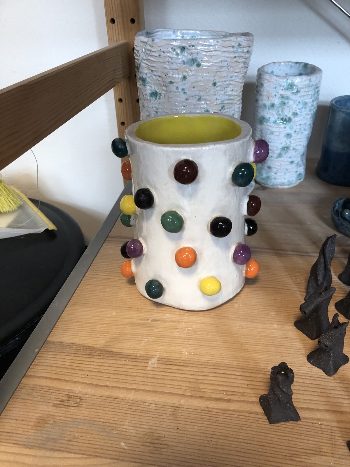 Bunte handgemachte Vase mit kleinen Farbkugeln
