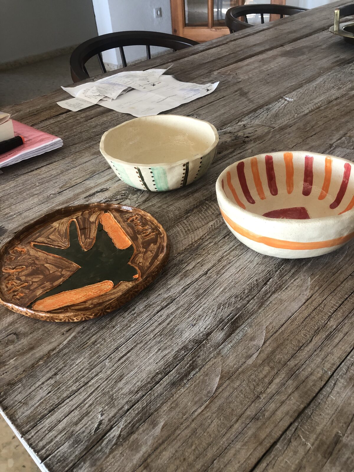 Drei handbemalte Schalen auf dem Holztisch
