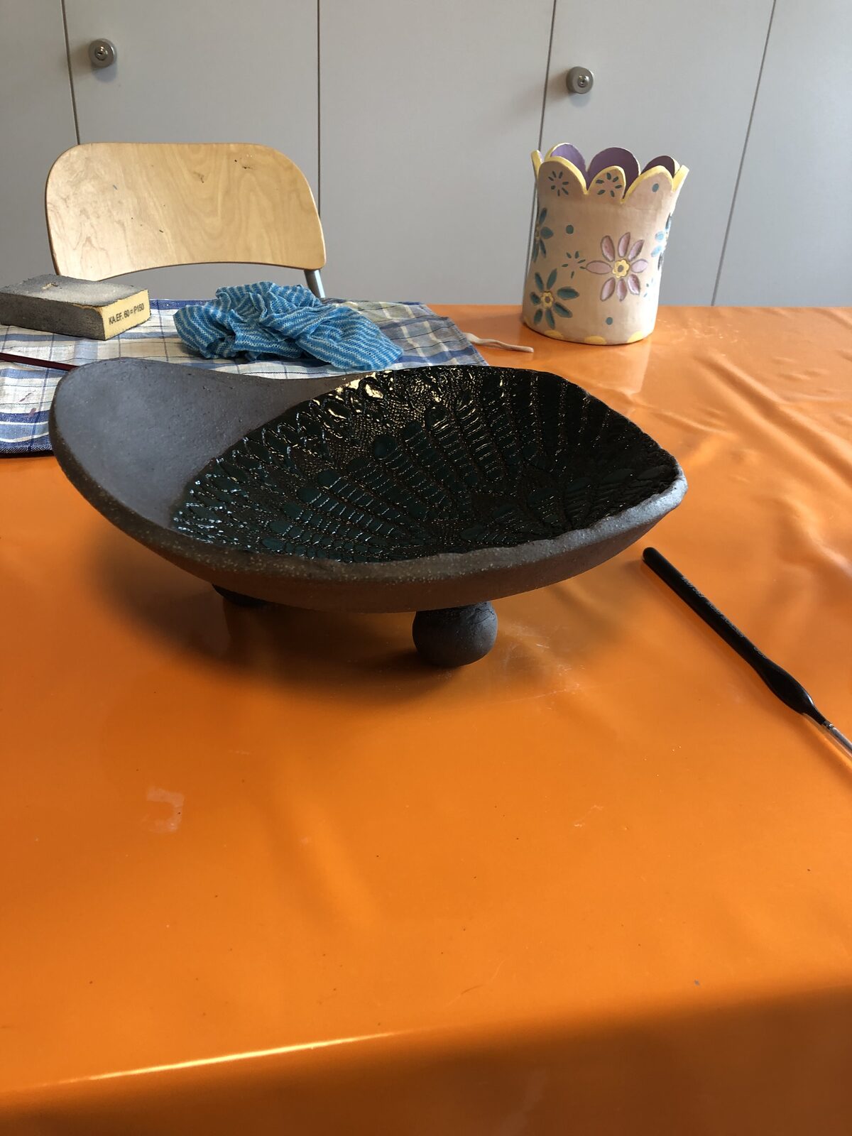 Dunkle handgemachte Schale mit Glasur